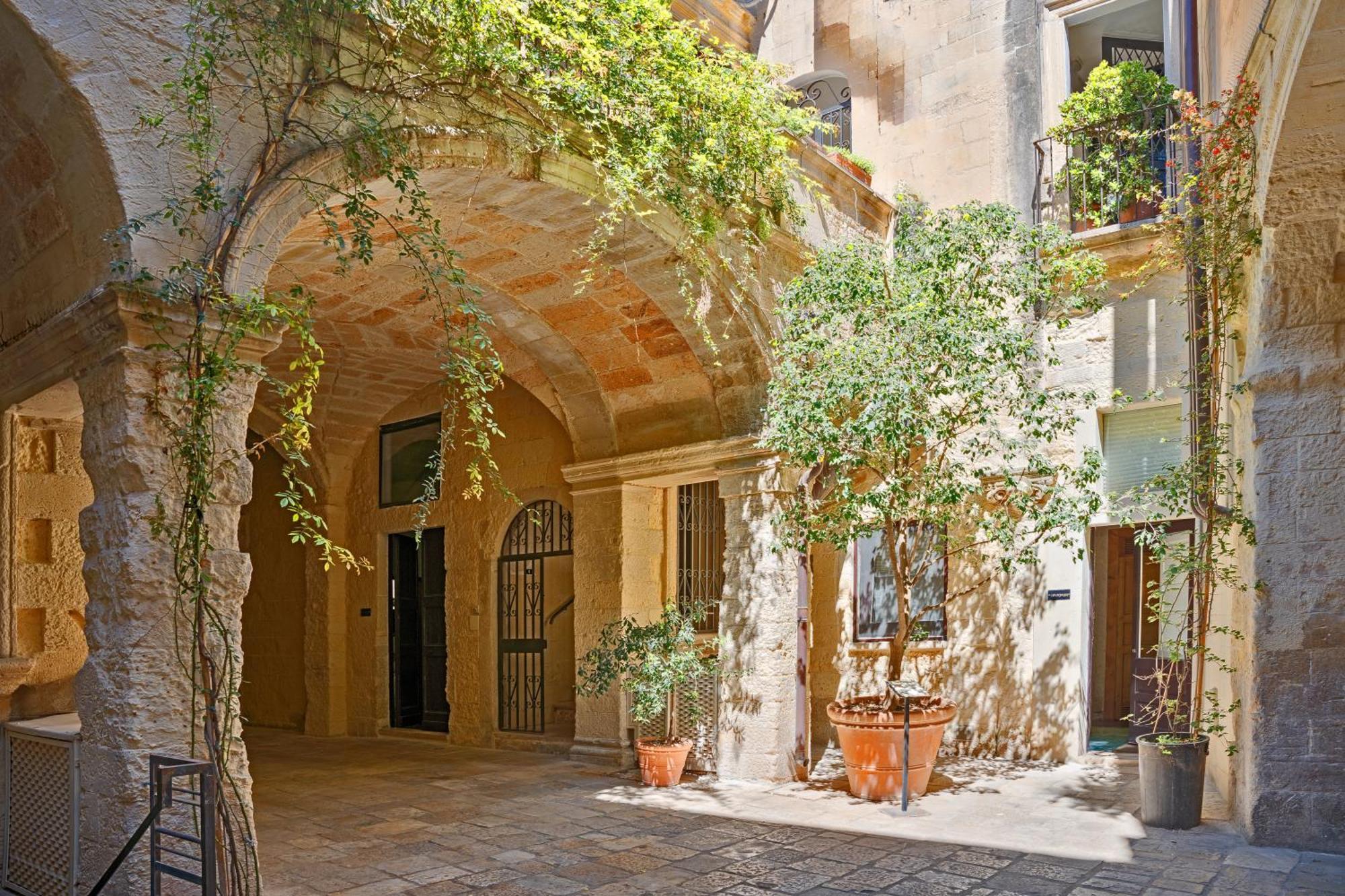 Palazzo Persone Dimora Storica Bed & Breakfast Lecce Luaran gambar